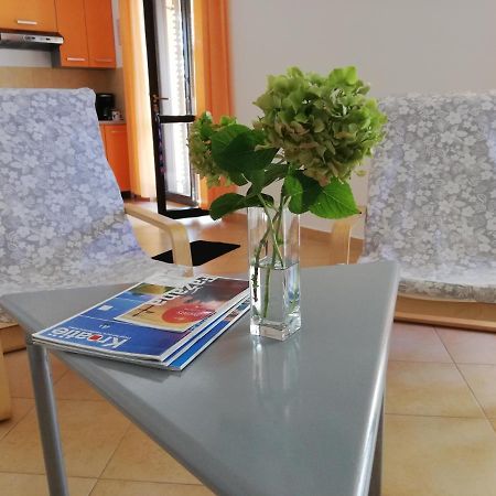 Apartment Suzy With Private Parking Fažana Esterno foto