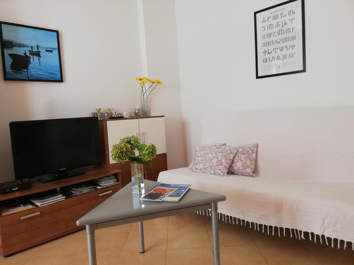 Apartment Suzy With Private Parking Fažana Esterno foto