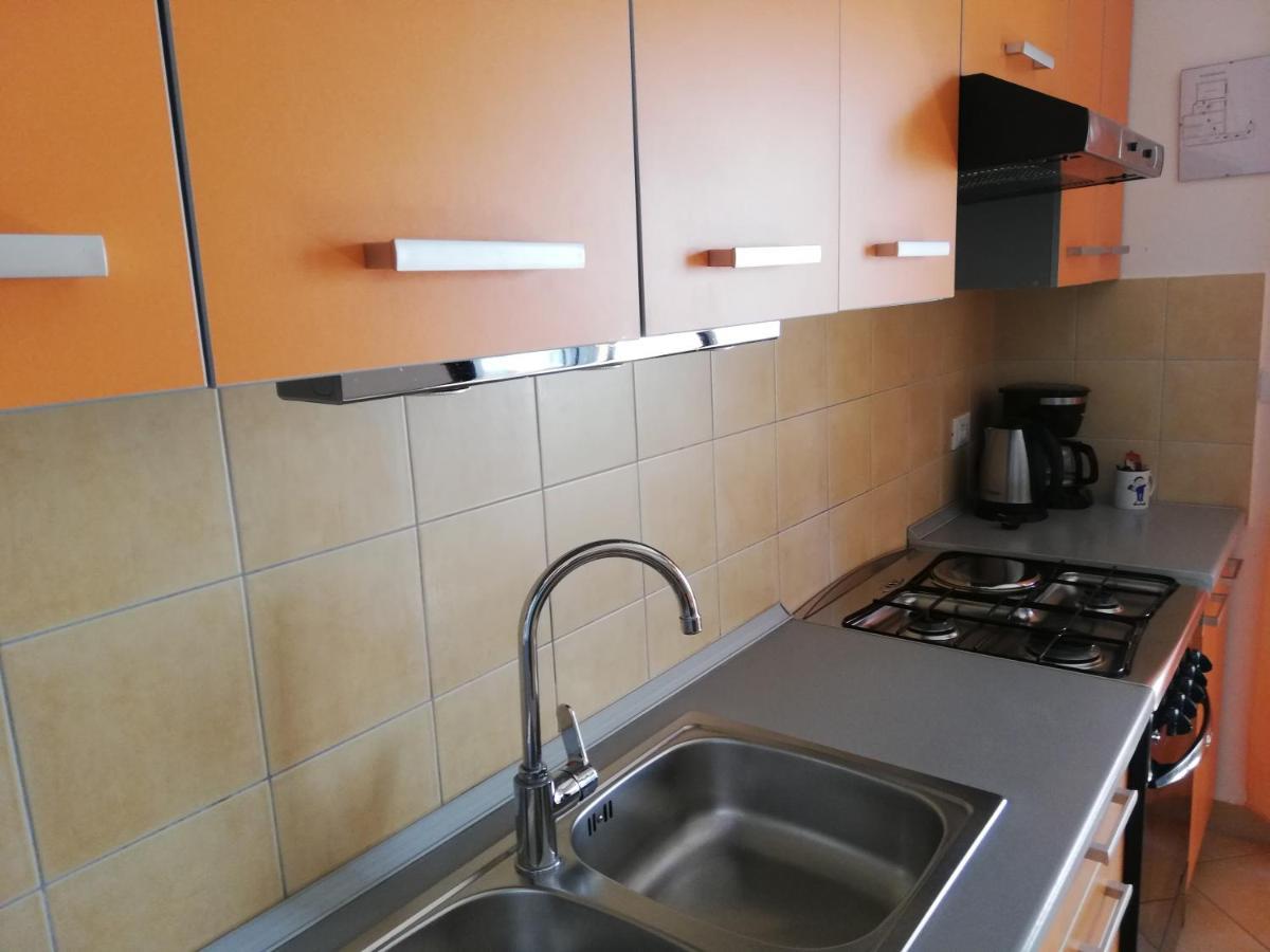 Apartment Suzy With Private Parking Fažana Esterno foto