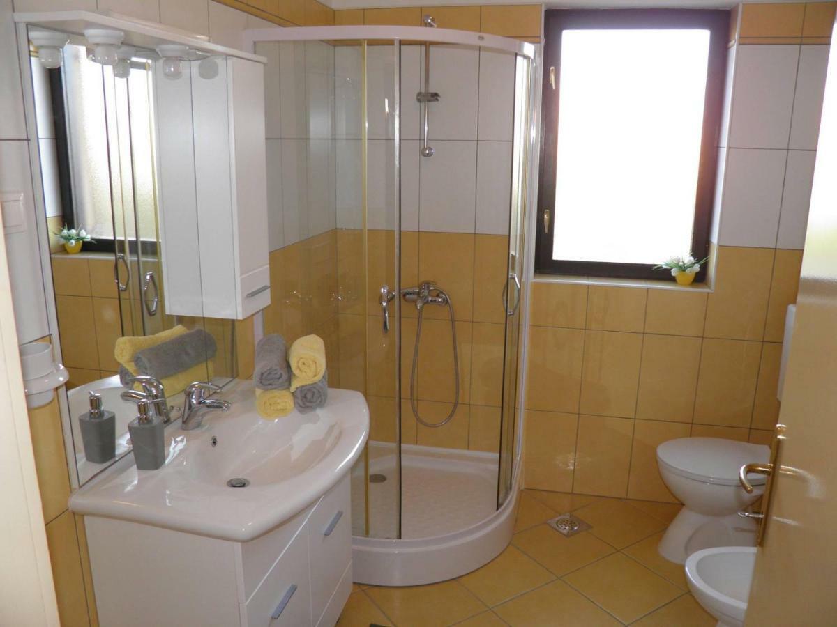 Apartment Suzy With Private Parking Fažana Esterno foto