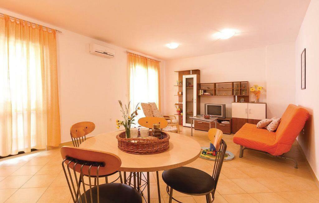 Apartment Suzy With Private Parking Fažana Esterno foto