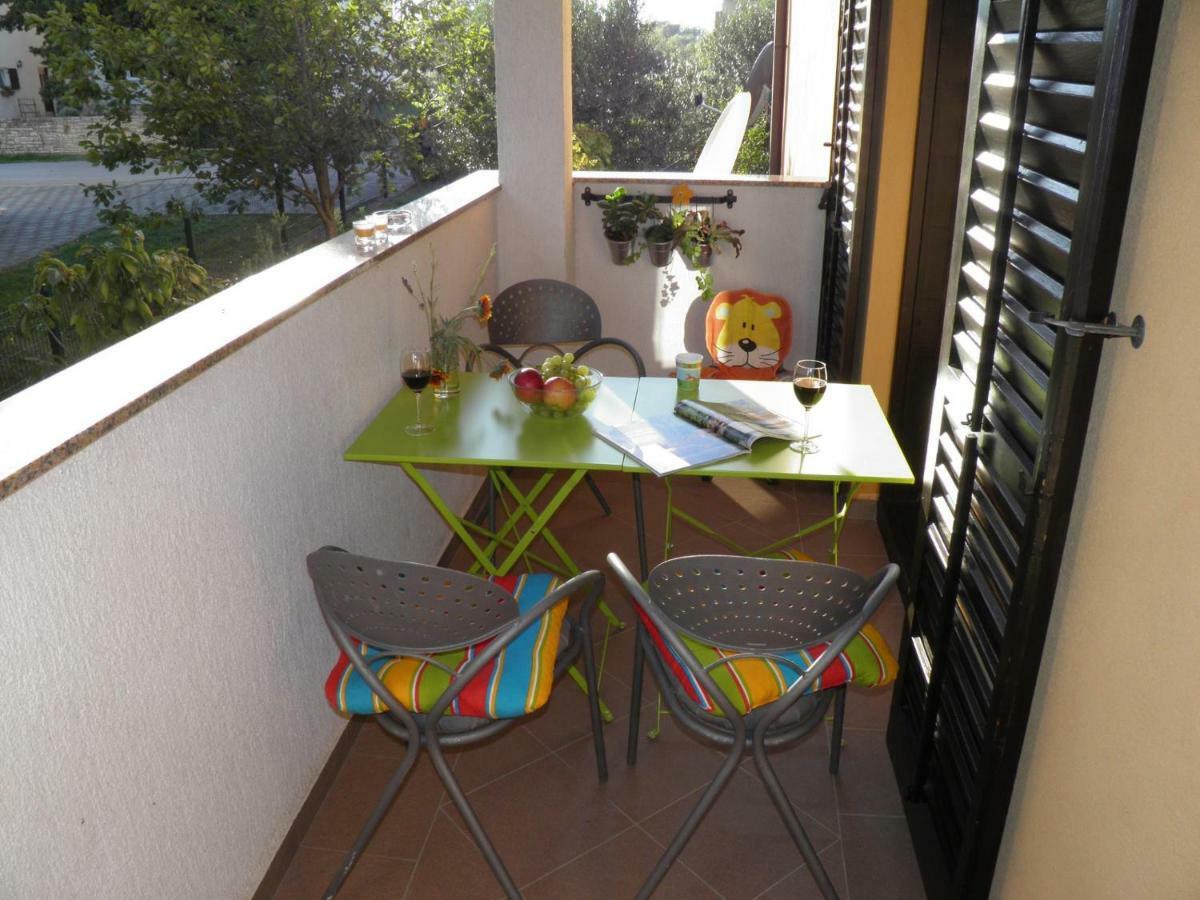 Apartment Suzy With Private Parking Fažana Esterno foto