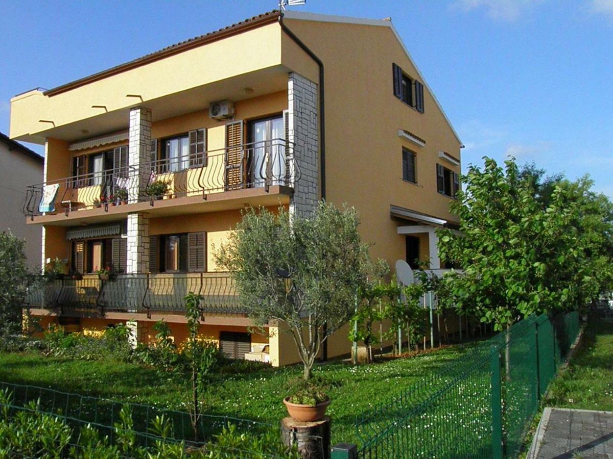 Apartment Suzy With Private Parking Fažana Esterno foto
